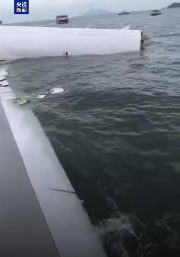 策略聚宝 资深机长解读“香港机场货机冲出跑道撞车坠海”：飞机偏出跑道前，不排除撞到障碍物可能